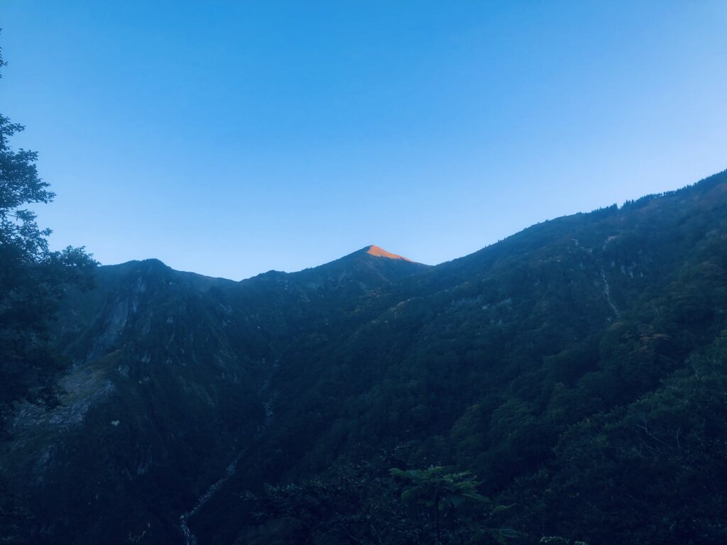 空が明るくなってきました
本日3番目に登る割引岳が赤く染まっています