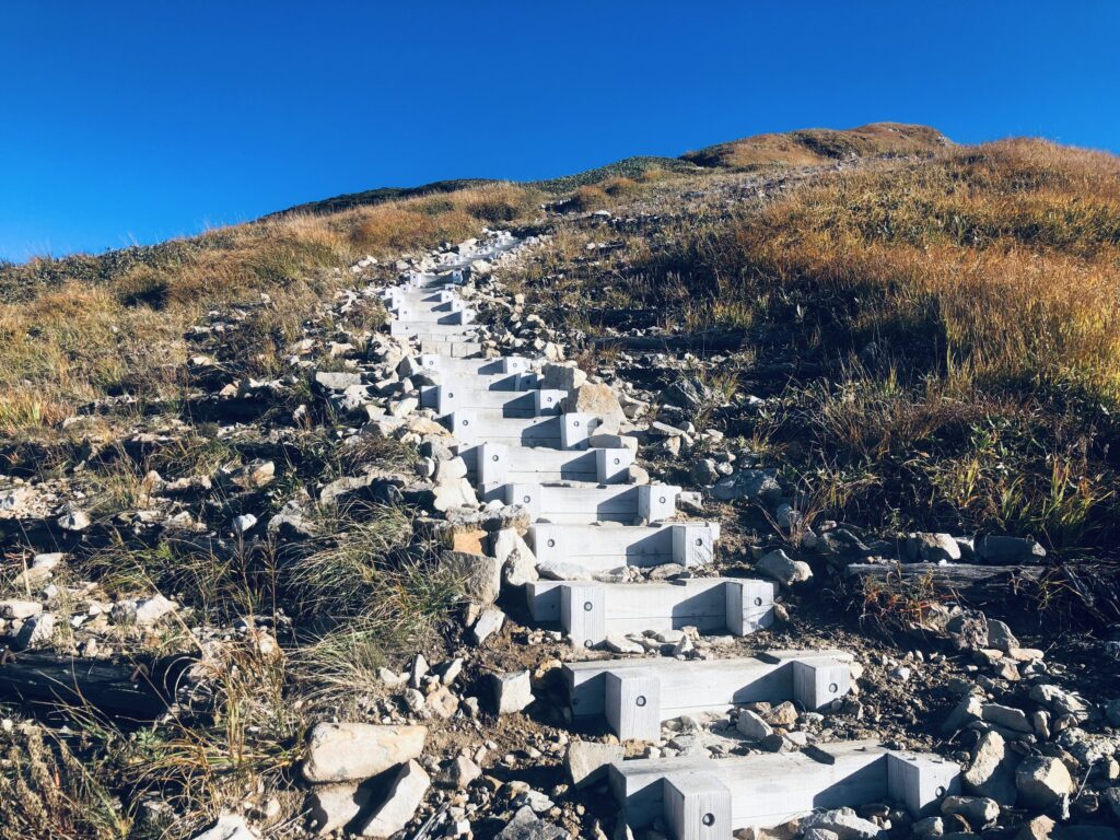 前巻機山の山頂までは階段が続きます