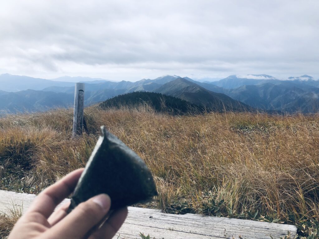 絶景が見れるベンチがあります
ここで朝ごはん