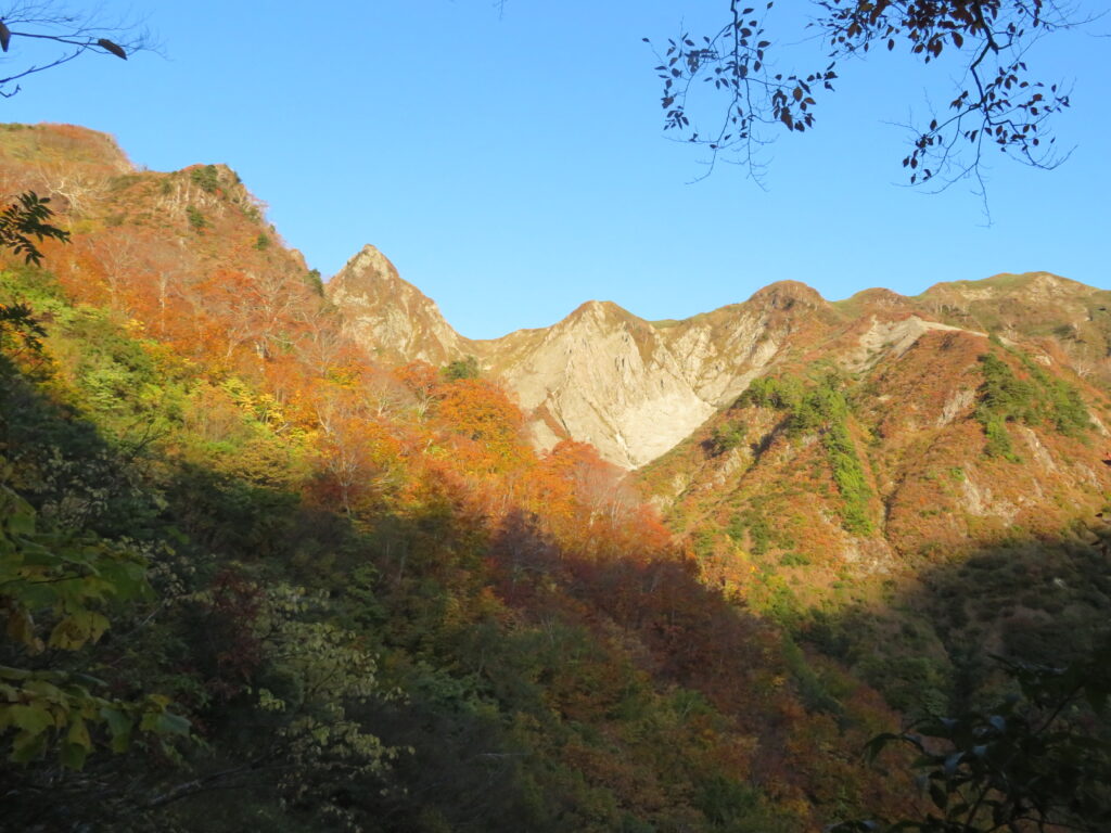 荒菅沢(あらすげさわ)までくると綺麗な景色が目の前に!