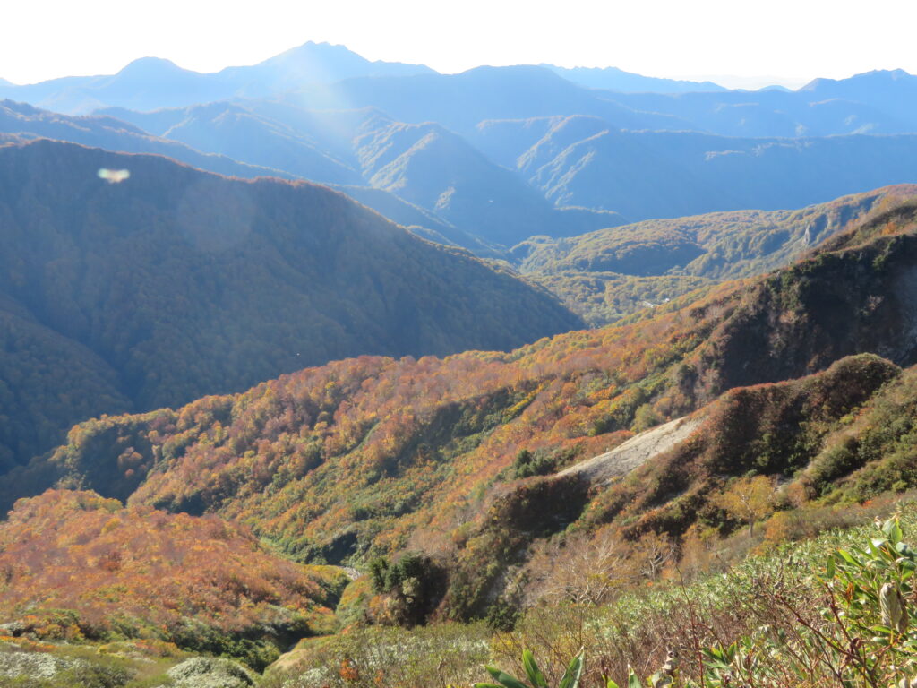 振り返ると遠くに見えるのは戸隠連峰かな