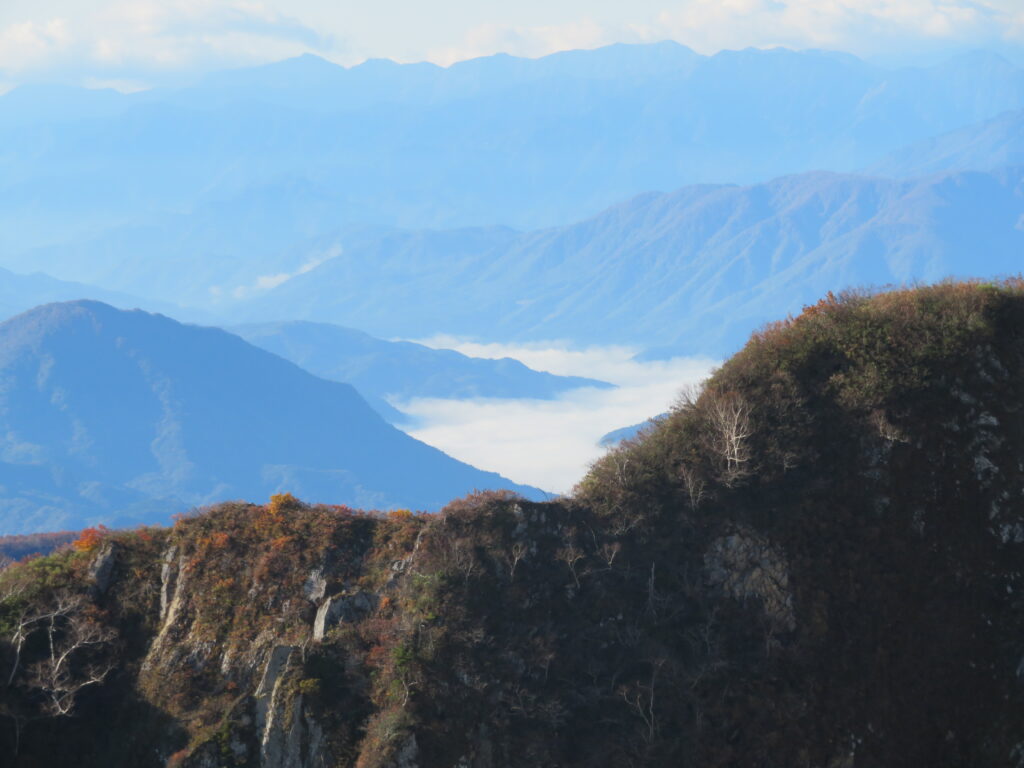雨飾山の後ろに雲海