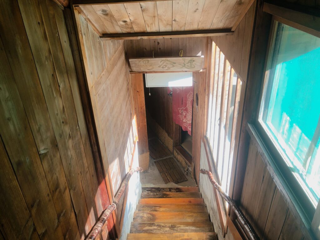 階段を下りていくと延命湯があります