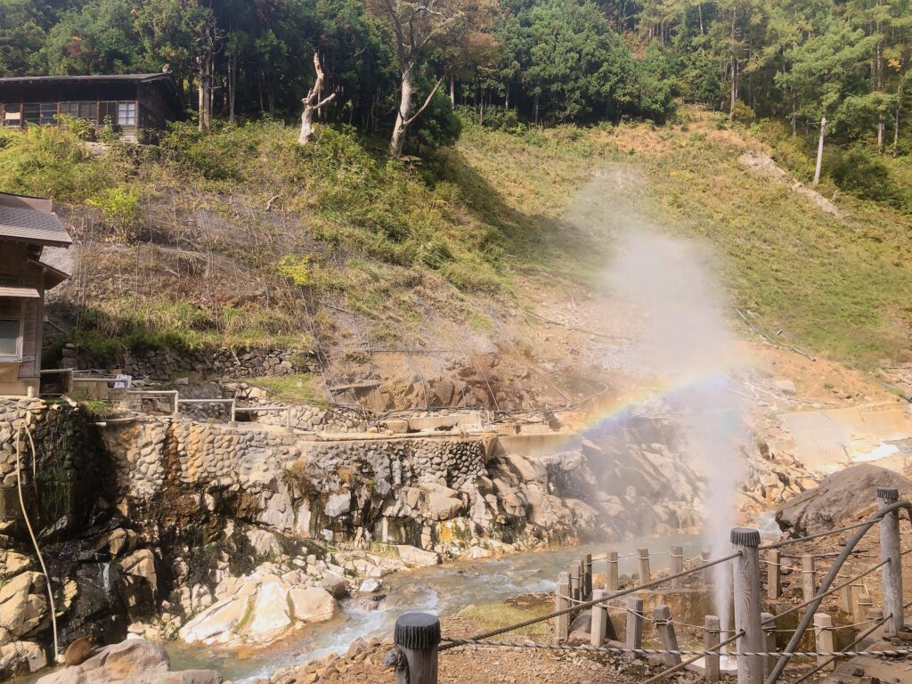 川の向こうにあるのが先ほどまで入っていた露天風呂です
開放感があって最高の露天風呂でした!