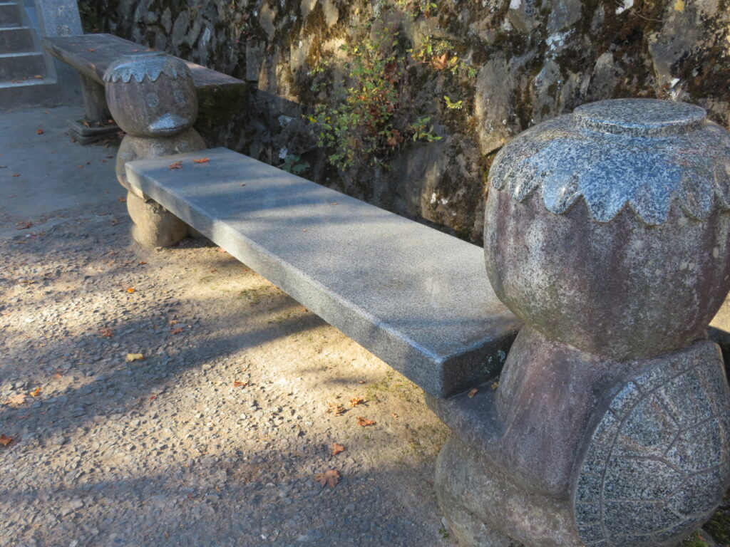 正座してベンチを支える河童
ちょっと可哀そう