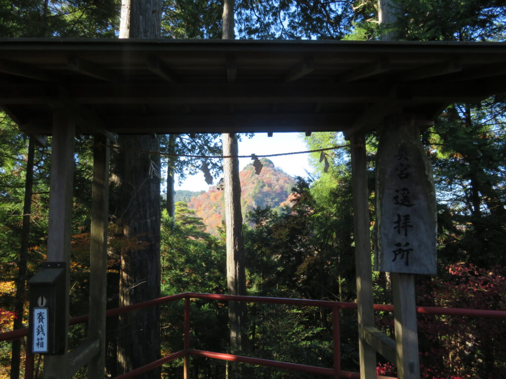 御岳神社の一番奥
間から奥の院が見れます