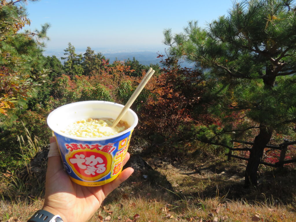 一番端にあるベンチがいつもの特等席
ランチはカップラーメン