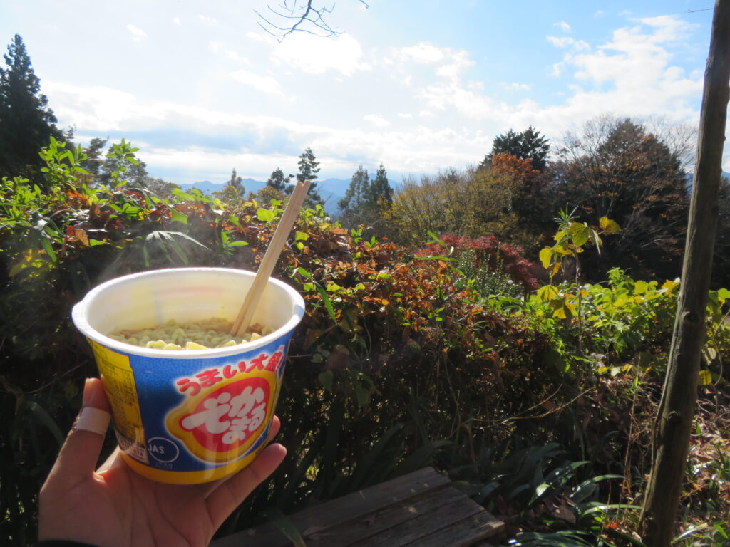 ランチはカップラーメン
寒いのでいつもより美味しい