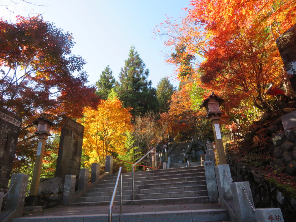石段を登っていきます