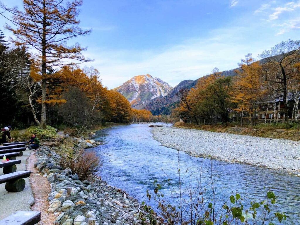 梓川と両脇の紅葉、そして焼岳！
素晴らしすぎませんか？