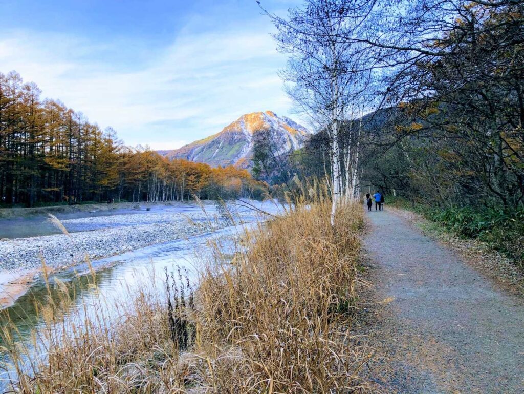 焼岳に向かって歩いていきます。
何度見ても素晴らしい！