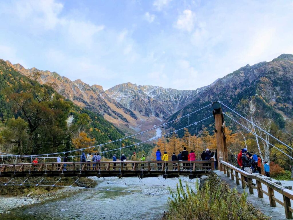 明るくなってきました。
河童橋から奥穂高岳が綺麗に見えます！