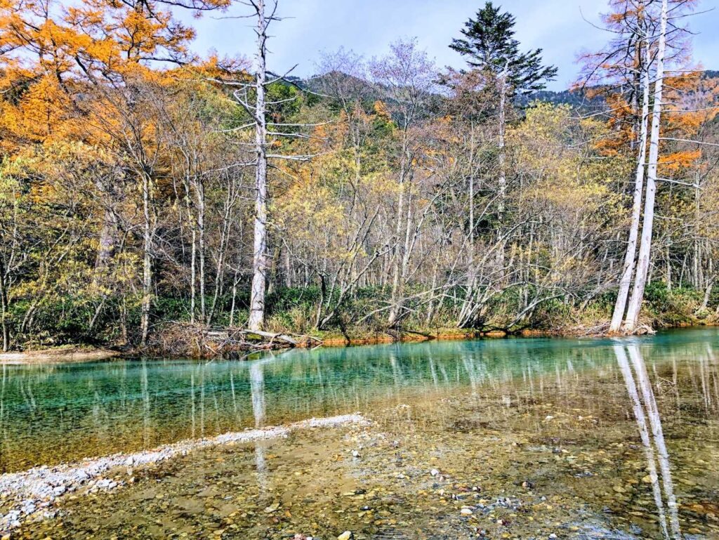 ここだけ梓川の色がエメラルドグリーン！