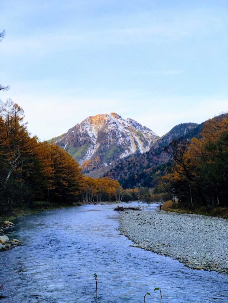 反対側を振り返ると、焼岳が素晴らしい！
朝日があたって少し赤くなっています。
