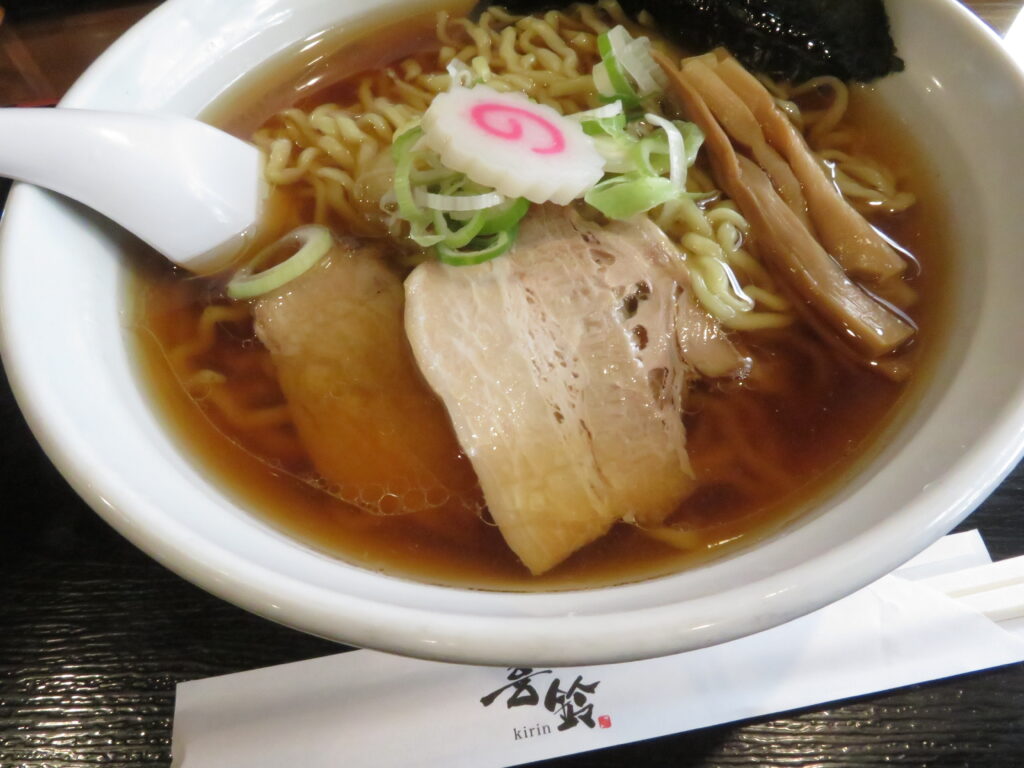 あっさりとした醤油スープとちぢれ麺が最高です!