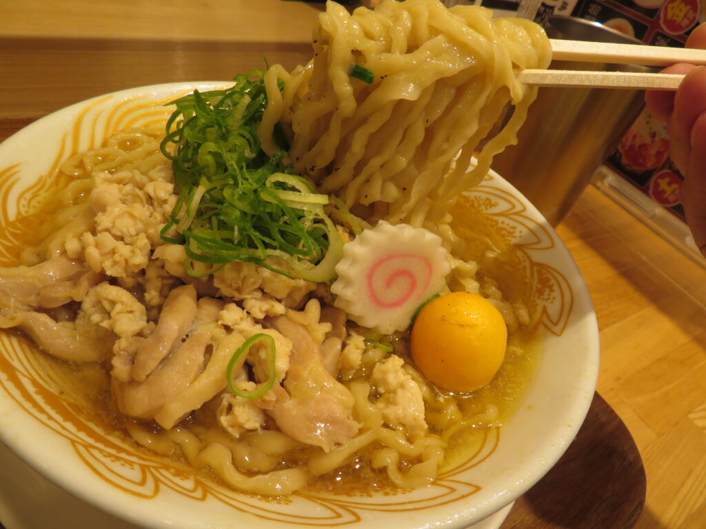 鳥の出汁がきいたスープとちぢれ麺が最高です!