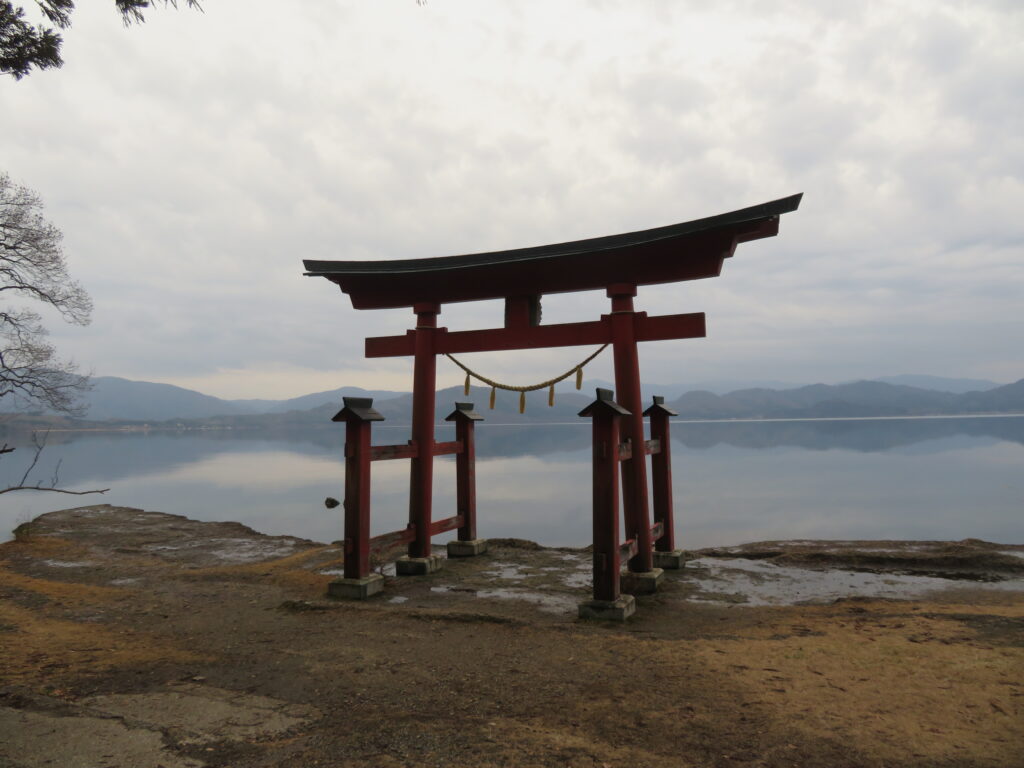 「御座の石」バス停で10分の散策
鳥居があります