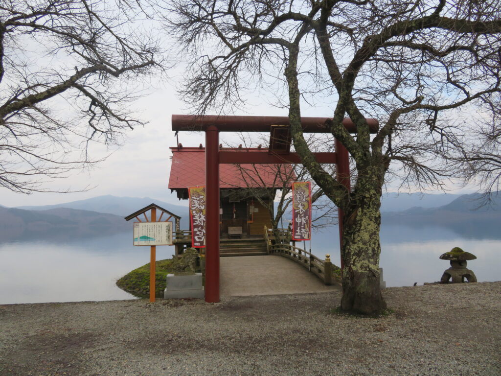 「潟尻」バス停で20分の散策
この神社の左に「たつこ像」があります