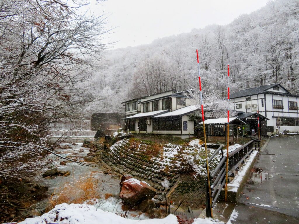 大釜温泉の近くに「妙乃湯」があります
奥に見える滝を眺めながら露天風呂に入れます