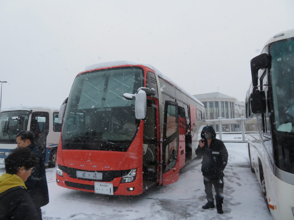 駅前から14時発の送迎バスに乗ります
旅館までは約70分
平日なのに満席で数台で送迎してました