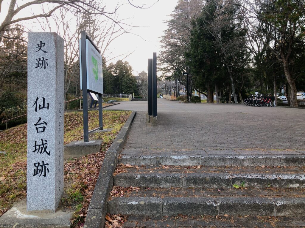 仙台城址の中を歩いていきます