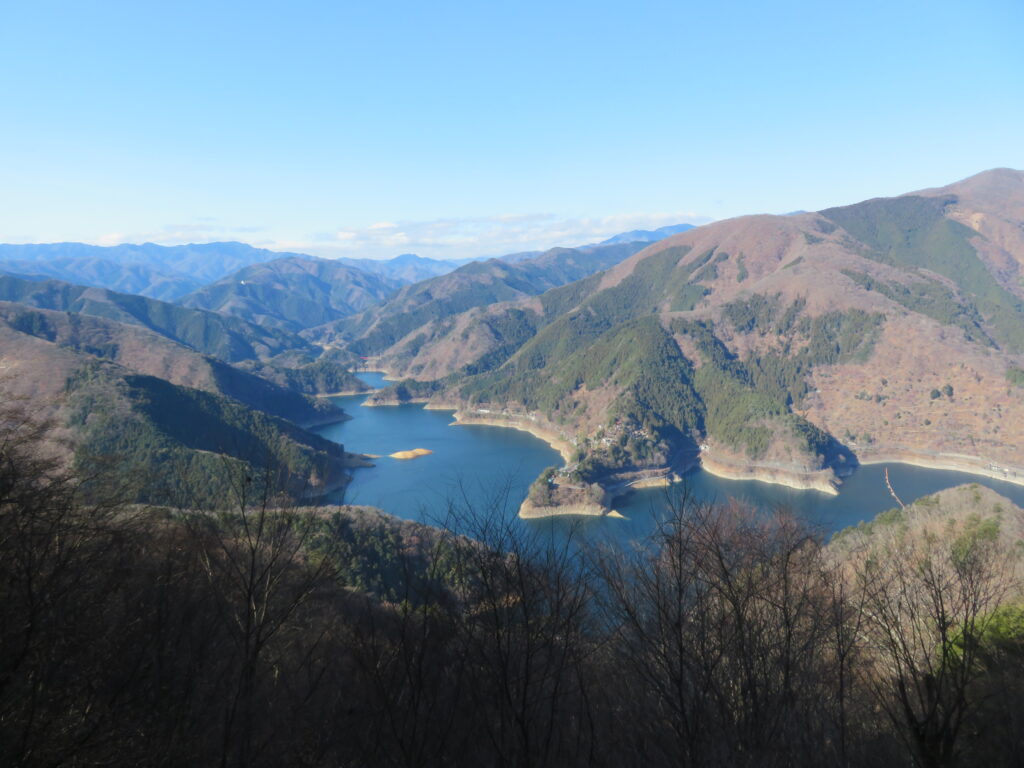 指沢山の山頂から眺める奥多摩湖が好きです