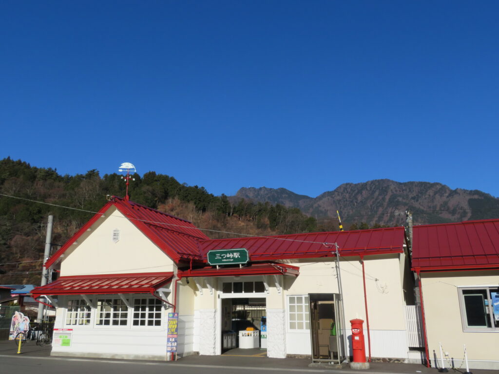 三つ峠駅を出発！
後ろには三ツ峠山が見えますね