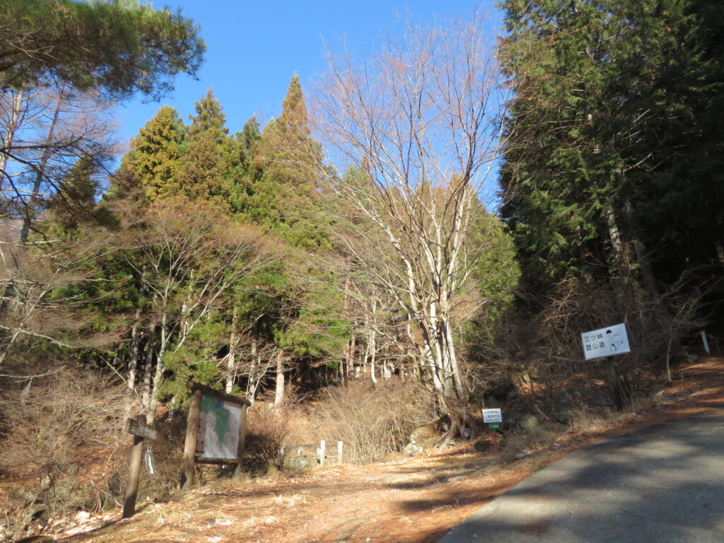 登山口に到着！
三つ峠駅から約１時間