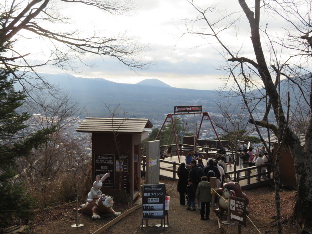 カチカチ山まで降りてきました
空中ブランコの待ち行列