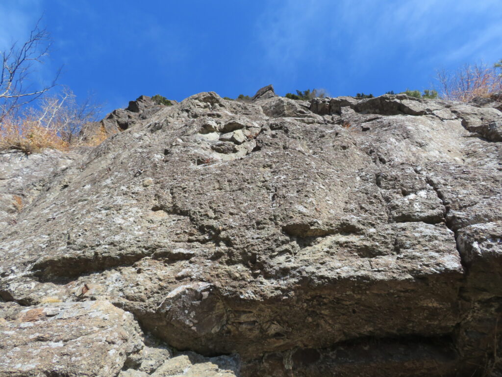 山頂手前の大きな岸壁
この上に山頂があります
（※ここは登りません）
