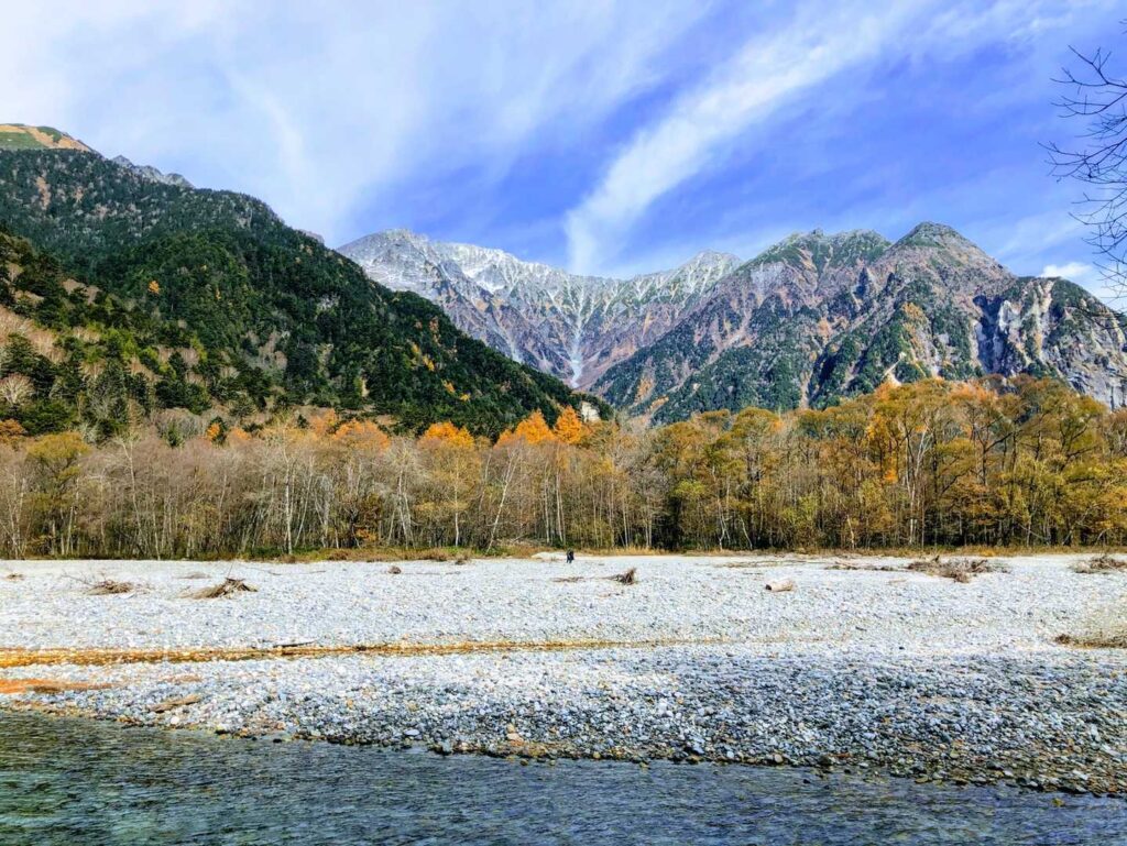 河童橋近くまで戻ってきました。
真ん中くぼみの岳沢から前穂高、奥穂高、それをつなぐ吊尾根。