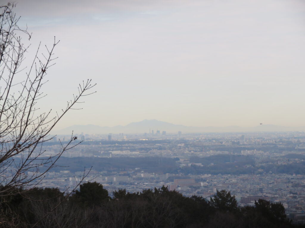稲荷山の山頂
筑波山がうっすら見えます