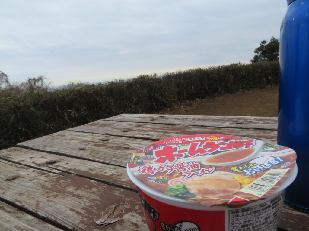 寒いので温かいカップラーメンがおいしい！