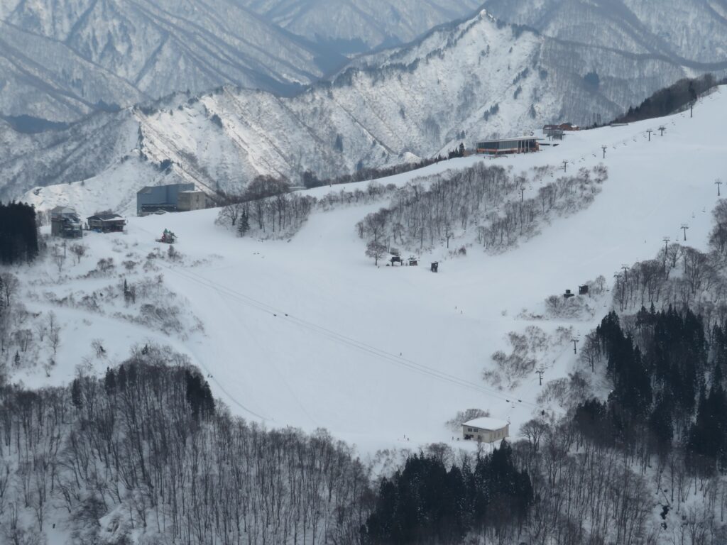 湯沢高原スキー場が見えます
湯沢高原へ繋がっているロープウェイは運休で行けませんでした