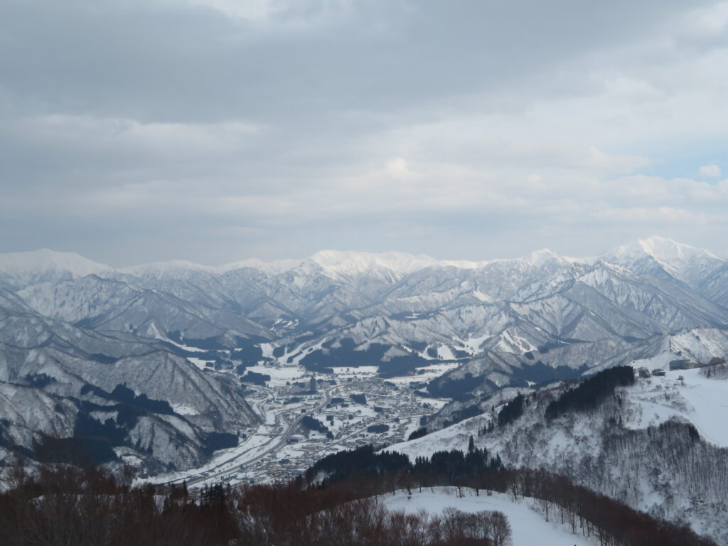 越後湯沢の街並み
後ろにそびえるのは谷川連峰かな