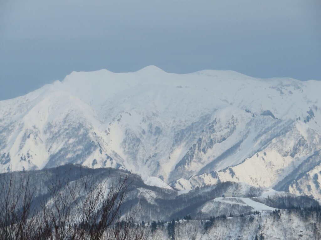 真ん中の尖がっているのが「割引岳」
その右側の平らな山頂が「巻機山」と「牛ヶ岳」ですね
3つの山を縦走しました!