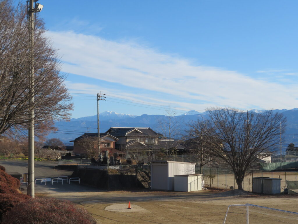 グランドから「仙丈ケ岳」「白峰三山」が綺麗に見えます！