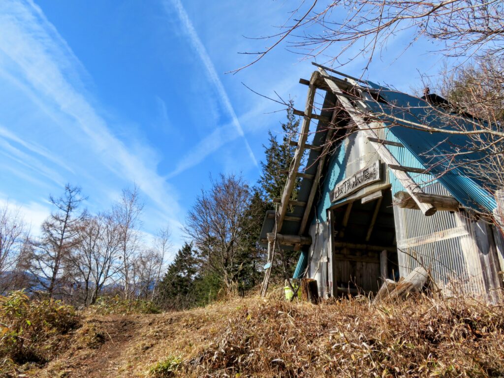 山頂に到着
この青い山頂小屋や好きです！