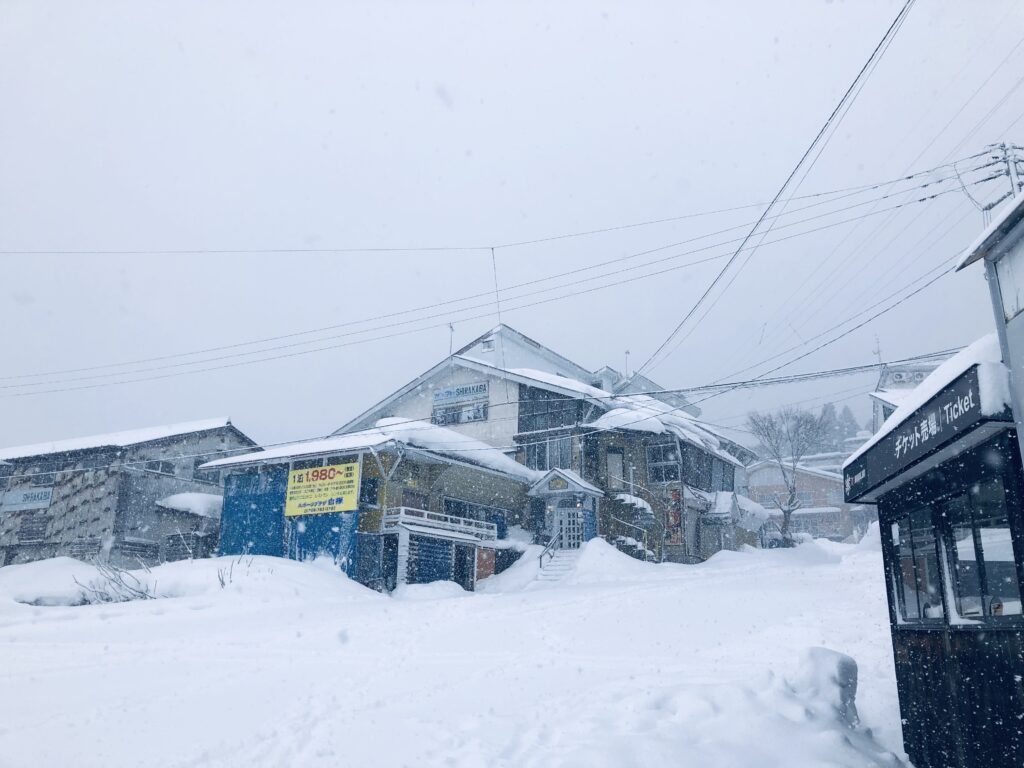 1日目は大雪
スポーツプラザ白樺に宿泊
目の前にバス停とリフトがあります