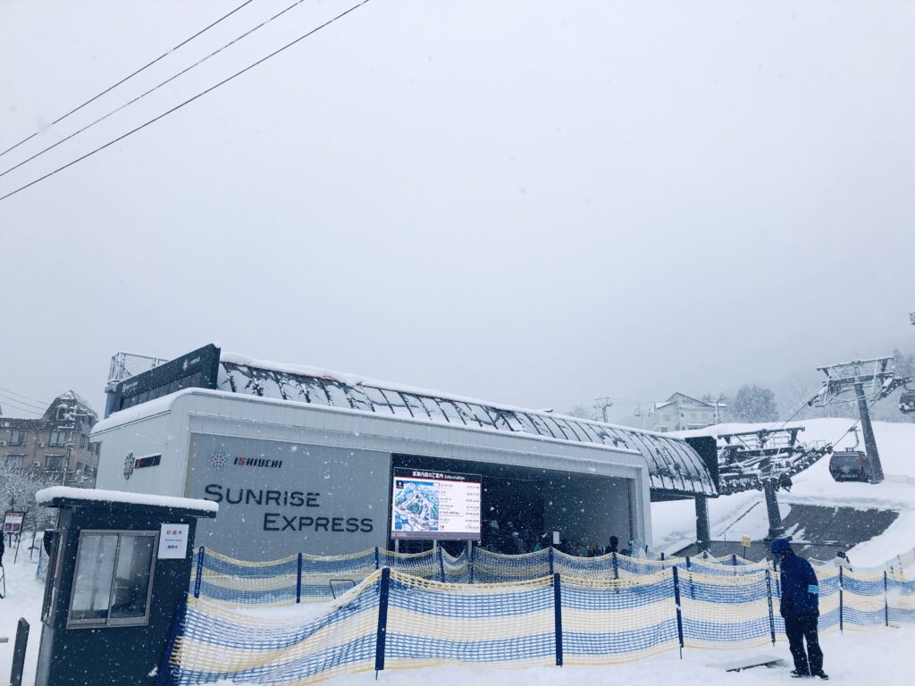 石打丸山スキー場
サンライズ エクスプレス
豪華なゴンドラとリフトです