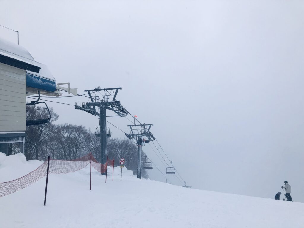 石打丸山の頂上
本当は絶景スポットですが真っ白です