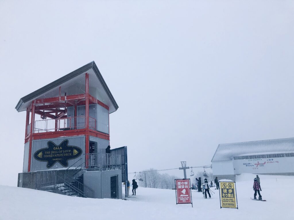 GALA湯沢スキー場へ移動してきました
展望台は観光客でいっぱいです