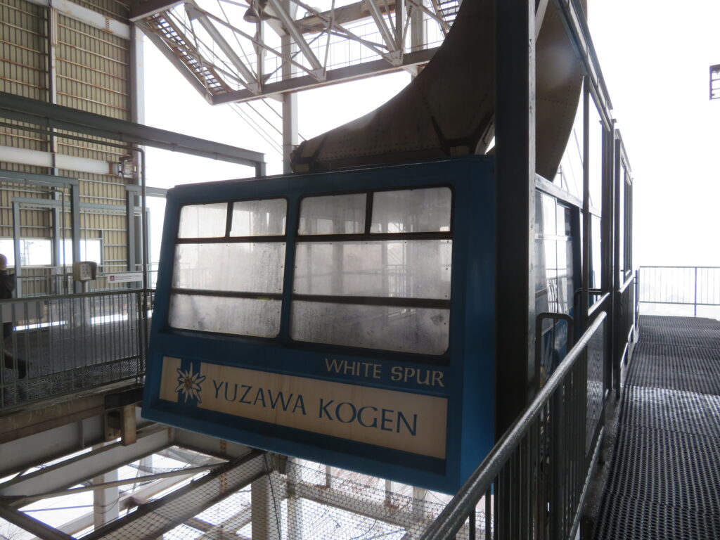 3日目は湯沢高原に来ました
GALA湯沢と湯沢高原を繋ぐロープウェイが運休のため
シャトルバスで来ました