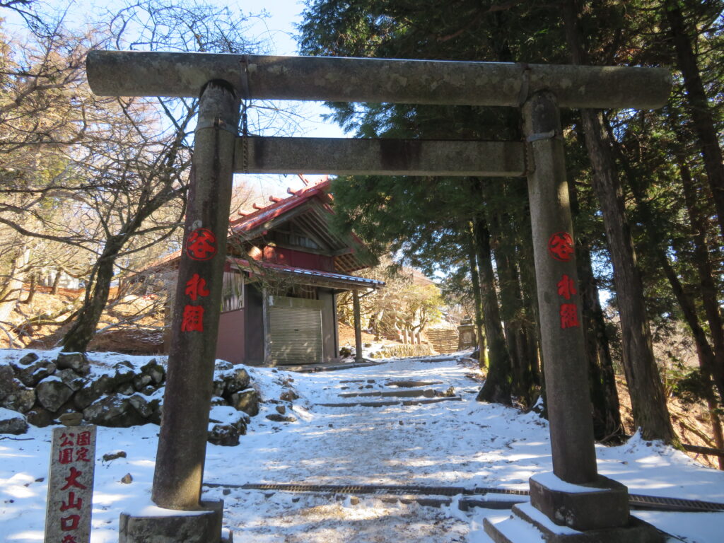 山頂手前に少し雪