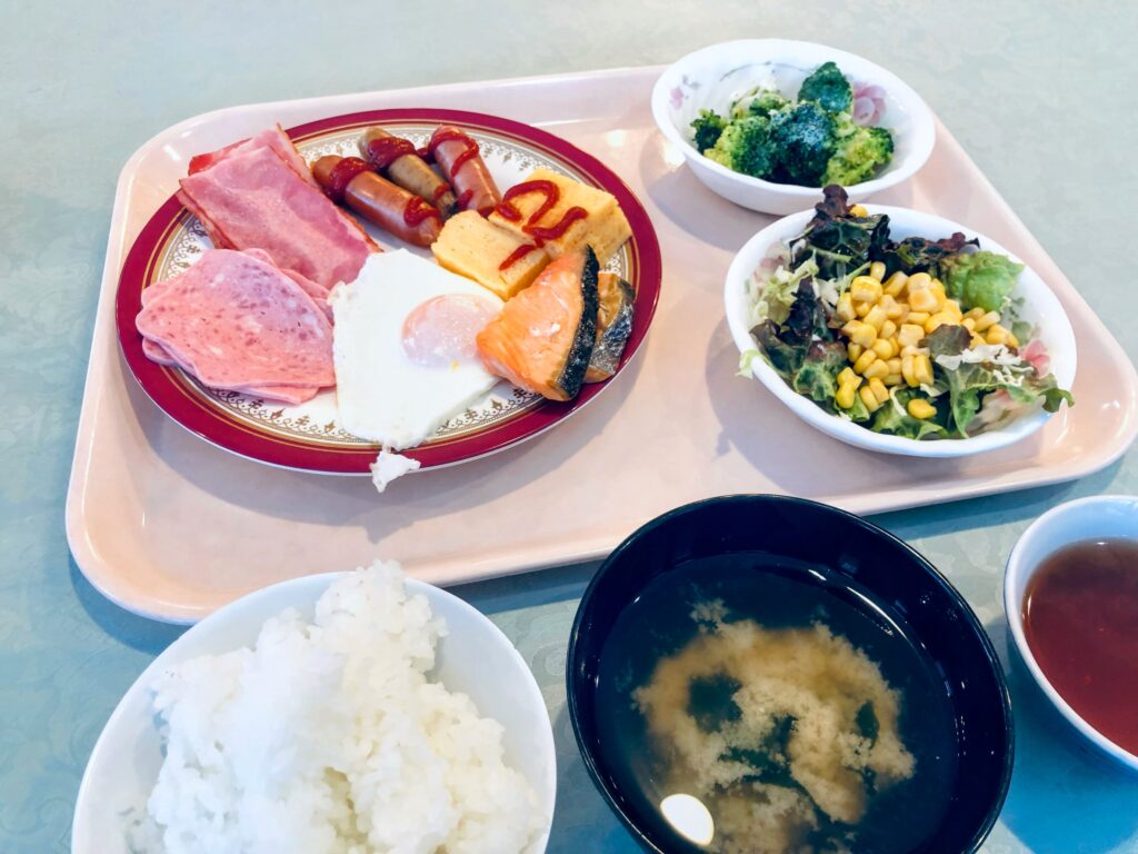朝食はバイキング
たくさん食べました！