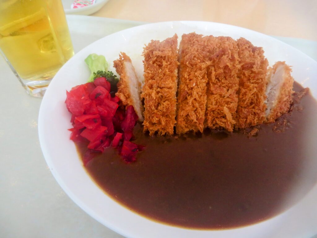 ランチのカツカレー
焼額山第二高速リフト前のレストラン
猛吹雪で逃げるように入店しました💦