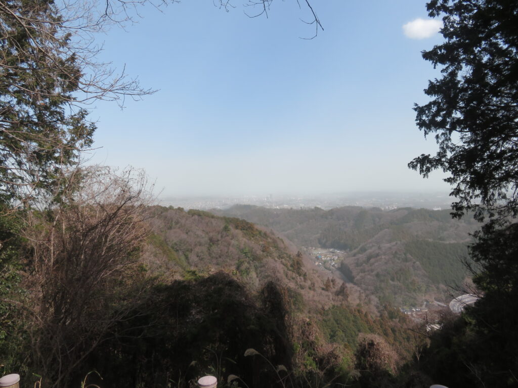 稲荷山まで下りました
霞んでいて都心までは見えず