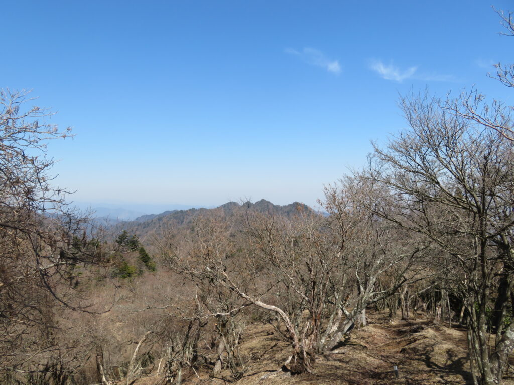 ギザギザした山が見えます
不動尻へはあの山の手前から下ります