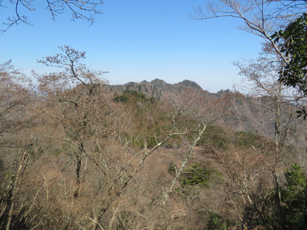 ギザギザした山が近くなってきました