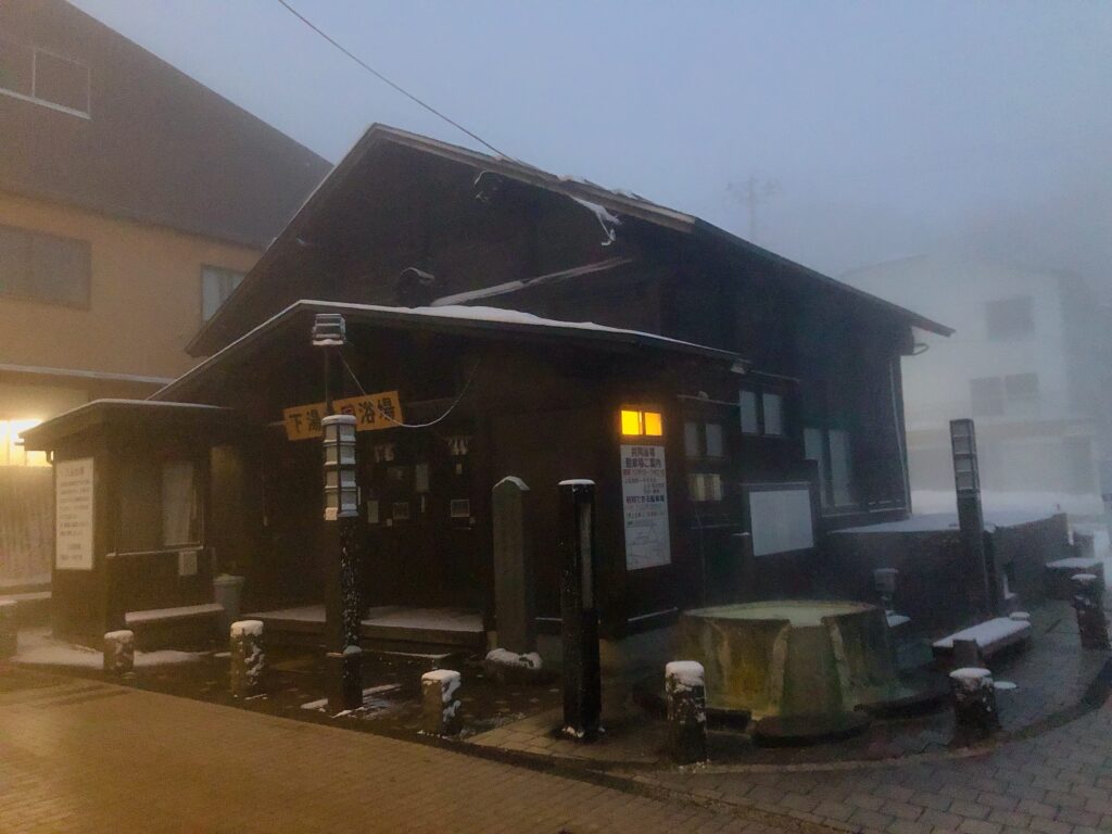 2日目、5時半起床
外湯に行きます
こちらは宿の前にある下湯